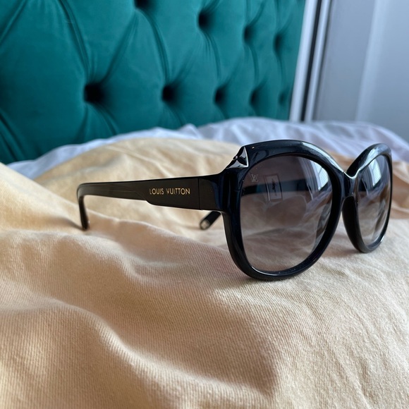 Authentic Louis Vuitton Hortensia Sunglasses BEST OFFER ACCEPTED - Picture 4 of 5
